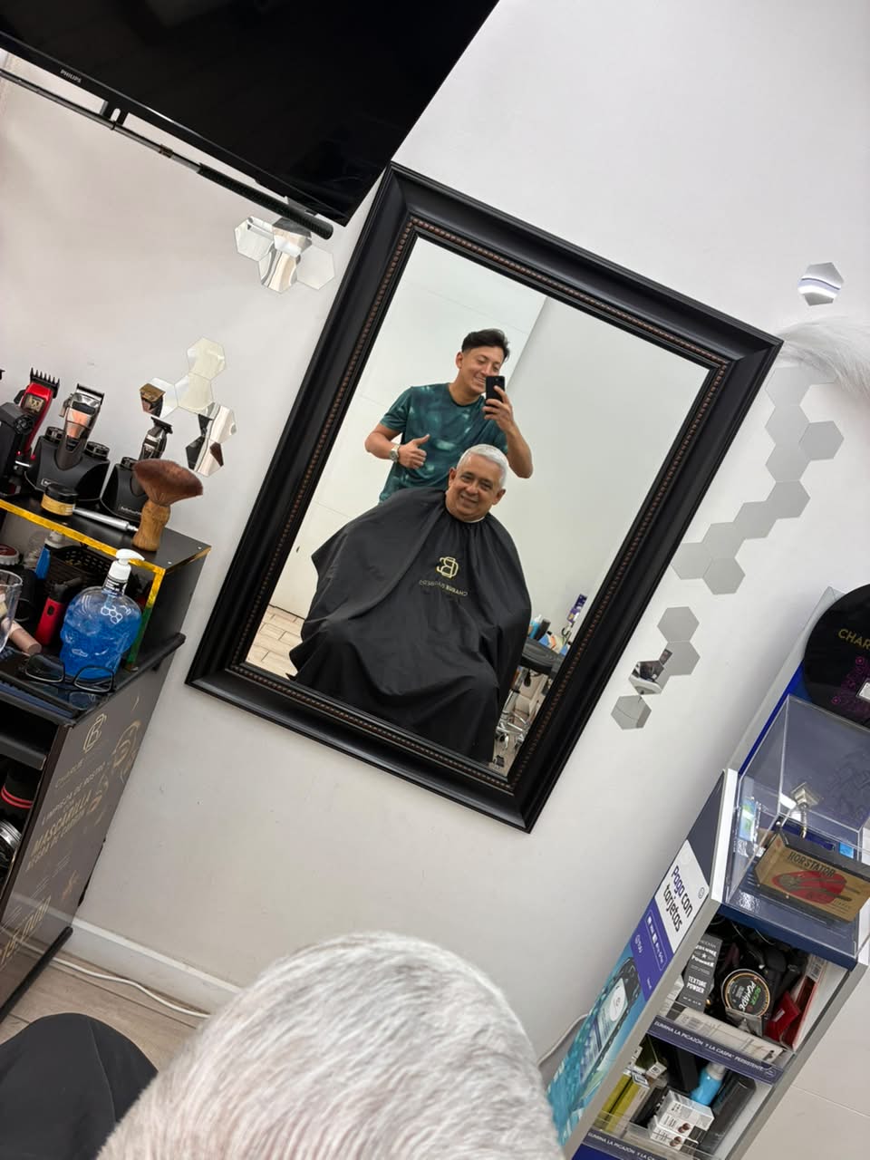 Momento de Charlie junto a un cliente en la barbería, fotografía 4